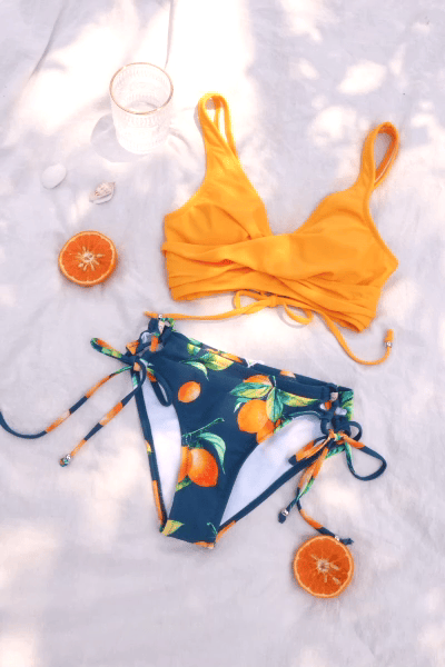 Bikini jaune et floral avec emballage à nouer sur les côtés