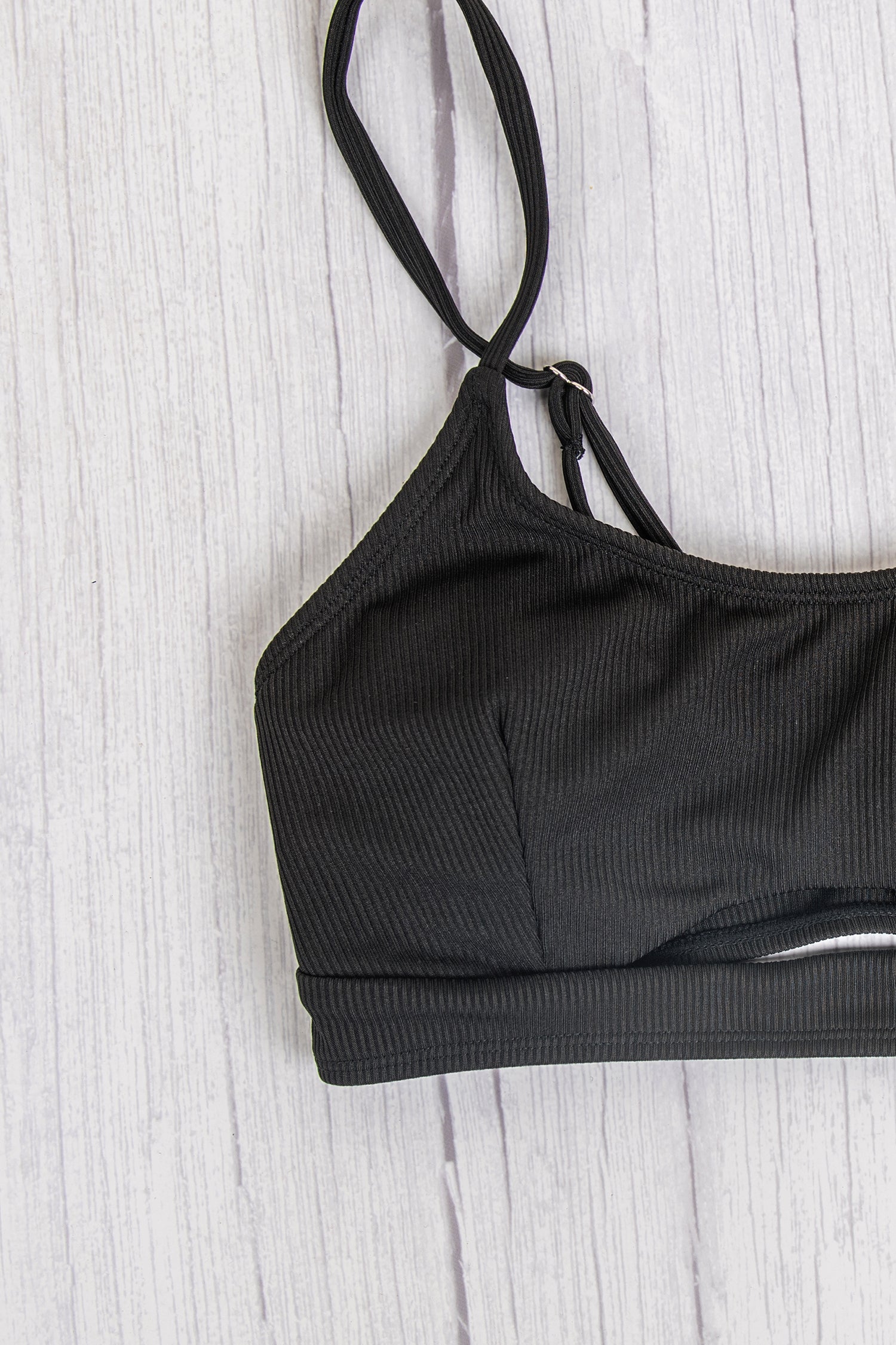 Bikini onyx mit Ausschnitt, Deko und hoher Hipster-Taille